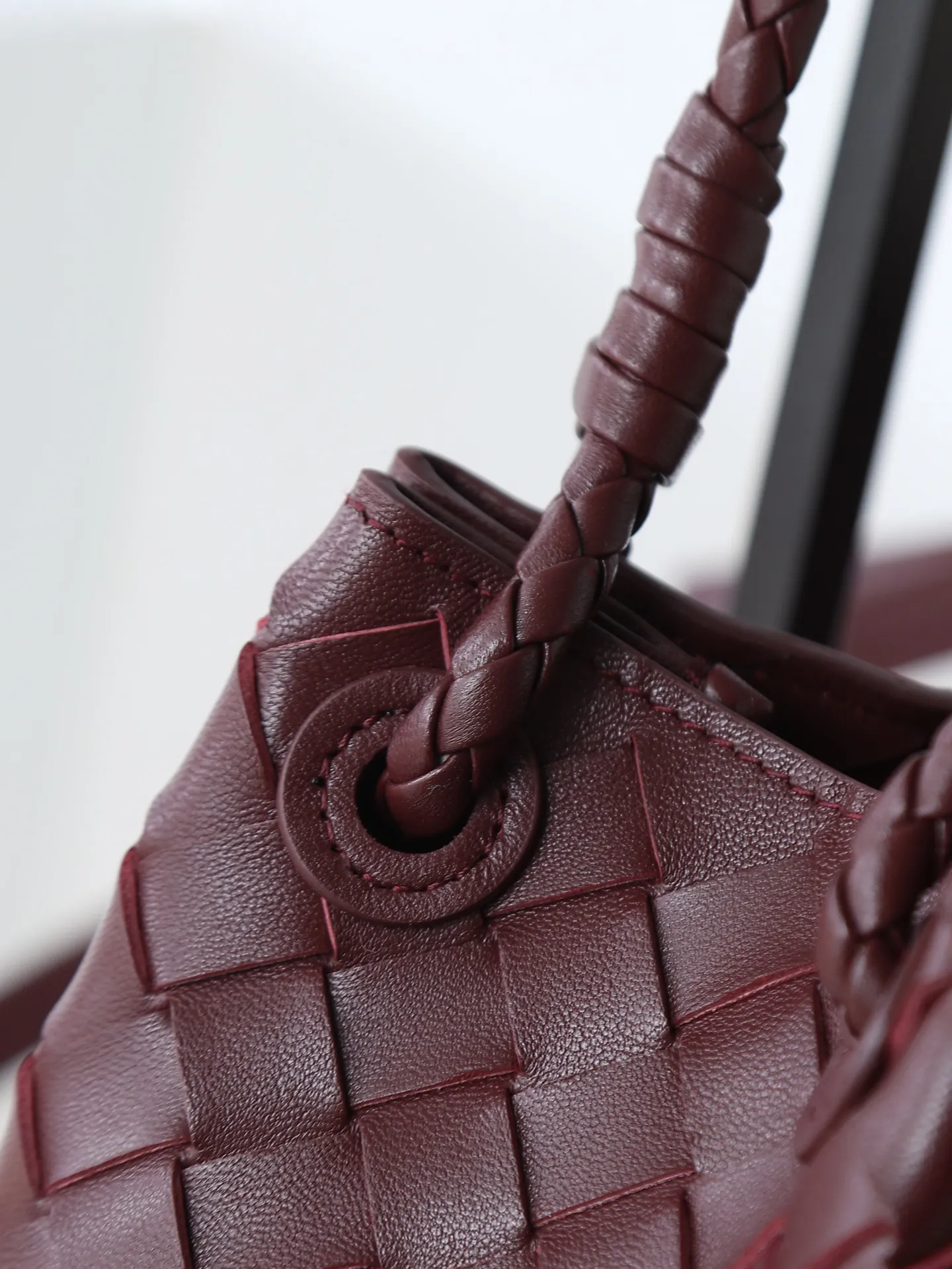 1300. BV's new intrecciato woven leather shoulder bag 🪂 835921 comes with a detachable diagonal shoulder strap and comes with a mini bag inside. The appearance retains the unique design of BV woven leather. The parachute bag is a bag that makes people fall in love before seeing the real thing. The small golden knot embellishment is full of simple and high-end sense to meet your needs in different occasions. Size: 29.5X18.5X17.5cm